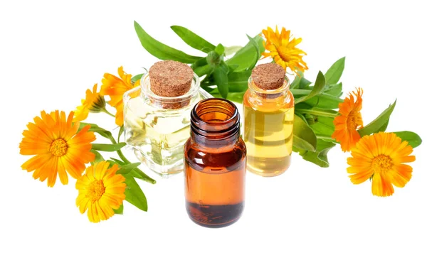 Botol Dengan Minyak Marigold Dengan Bunga Marigold Pada Background Selective — Stok Foto