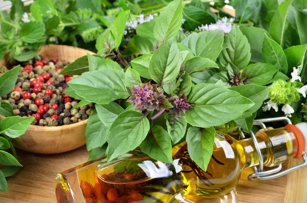 Ocimum Sanctum Bloem Olijfolie Close Gekleurde Peper Een Houten Plank — Stockfoto