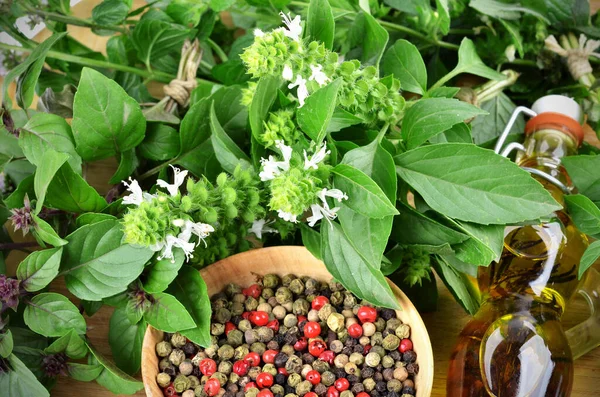 Ocimum Sanctum Flor Azeite Pimenta Colorida Close Uma Tábua Madeira — Fotografia de Stock