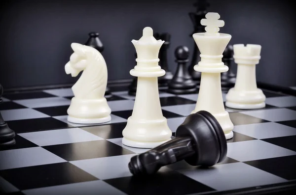 Piezas blancas en un tablero de ajedrez —  Fotos de Stock