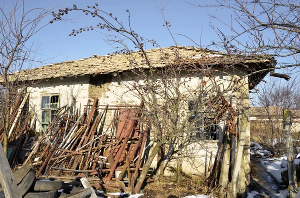 Patio trasero vintage con herramientas de jardinería y chatarra —  Fotos de Stock