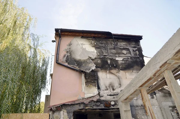 Na een brand, detailweergave van een uitgebrande gebouw — Stockfoto