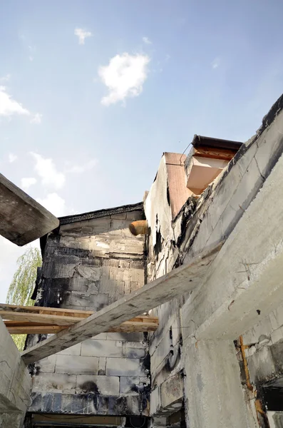 Na een brand, detailweergave van een uitgebrande gebouw — Stockfoto