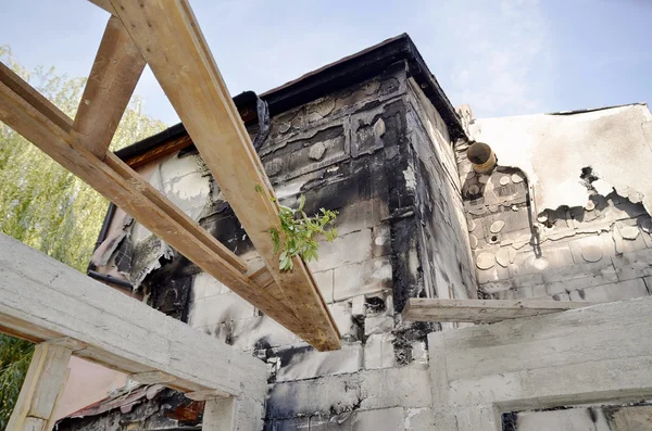 Après un incendie, vue détaillée d'un bâtiment incendié — Photo