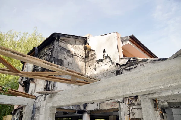 Na een brand, detailweergave van een uitgebrande gebouw — Stockfoto