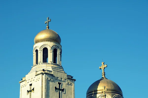 Die Übernahme Kathedrale des modernen byzantinischen Stils mit goldenen Kuppeln, Varna, Bulgari — Stockfoto