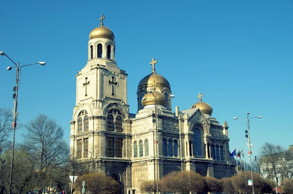 A Nagyboldogasszony székesegyház a Modern bizánci stílusban arany kupolák, Várna, Bulgari — Stock Fotó