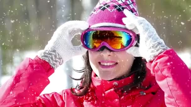 Pretty skier on a snow blizzard — Stock Video