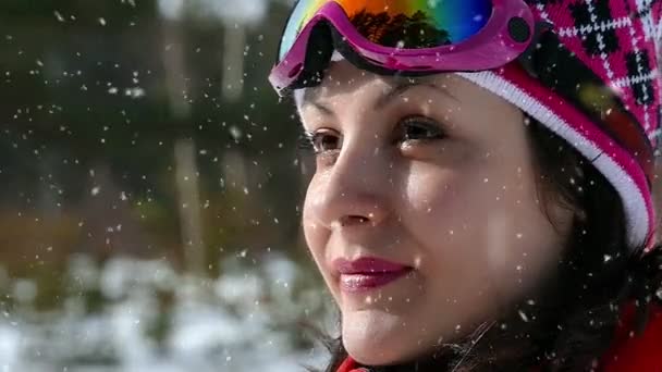 Mooie vrouw bereidt voor skiën — Stockvideo