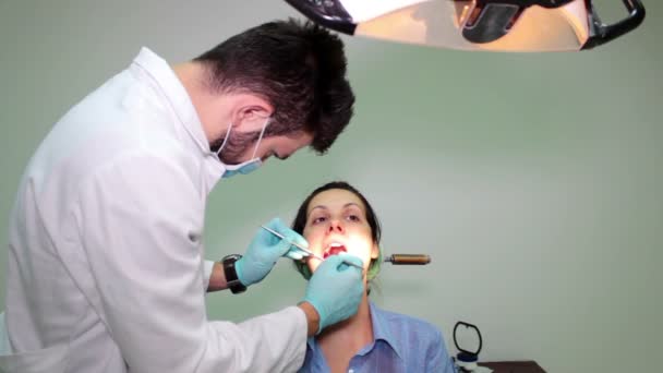 Mladá žena na stomatologické vyšetření