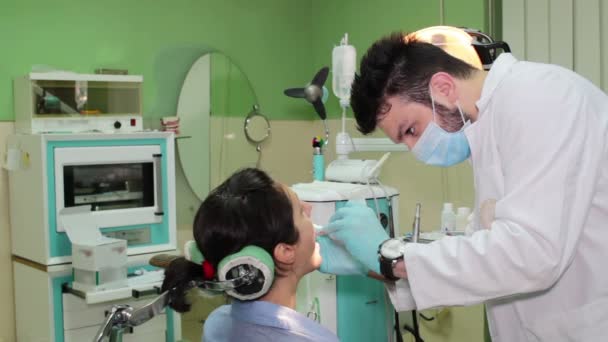 Repairing teeth in dental clinic — Stock Video