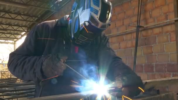 Welder carries out metal arc welding — Stock Video
