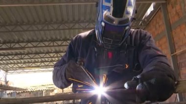 Metalden Kaynak Kaynakçı taşır