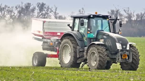 Traktor med gödselmedel i fält — Stockvideo