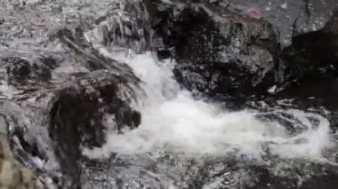 Taşlar ve gelen akış saf su