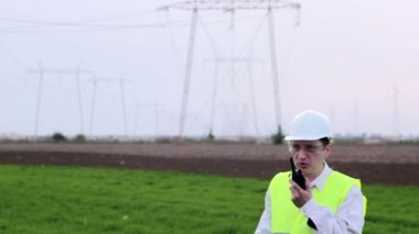 Mühendis gözetmen İsale Hattı arasında