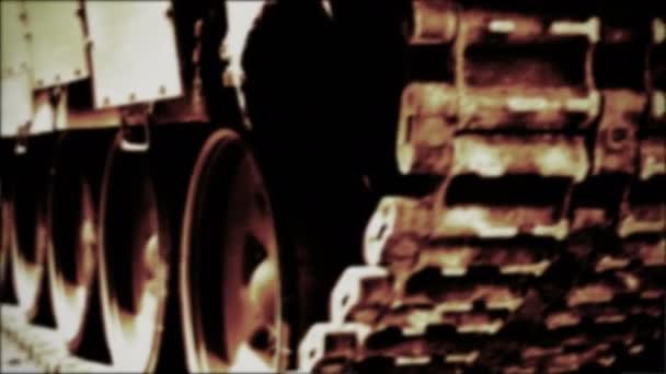 Primer plano de la película de pista de tanque de edad — Vídeo de stock