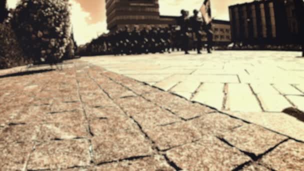 Armén marscherade genom staden — Stockvideo