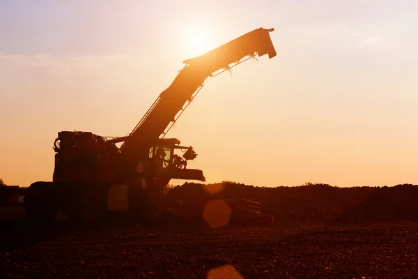 Landmaschinen im Sonnenuntergang — Stockfoto