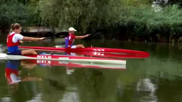 De nationale ploeg van de concurrenten in een kajak — Stockvideo