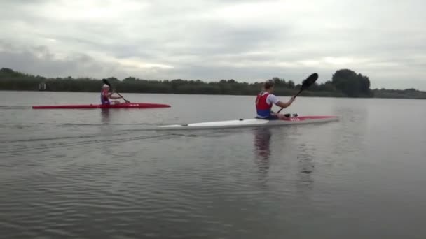 Equipo de entrenamiento en un kayak — Vídeos de Stock