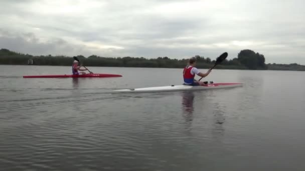 Підготовки команди в kayak — стокове відео