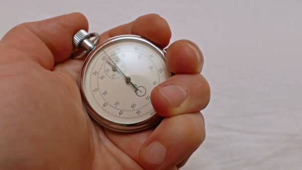 Close Van Een Stopwatch Wordt Gestart Gestopt Een Hand — Stockvideo