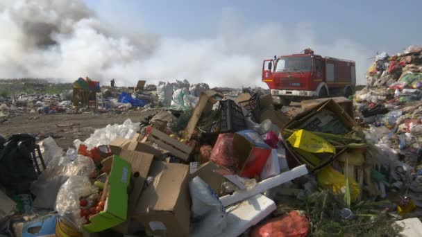 Zrenjanin Srbsko 2021 Hasiči Bojovat Proti Požáru Skládce Odpadků Video — Stock video