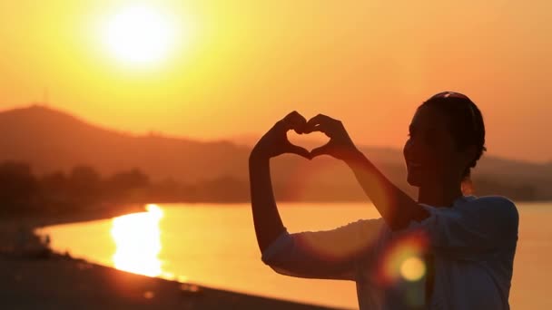 Liebe und Meer bei Sonnenuntergang — Stockvideo