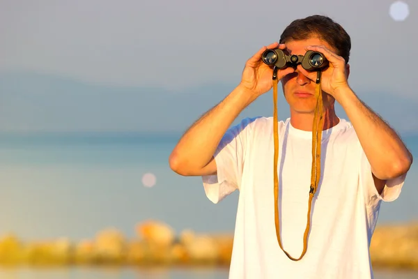 Guardando attraverso il binocolo — Foto Stock