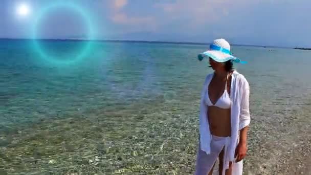 Schöne Frau genießt einen Sommerspaziergang — Stockvideo