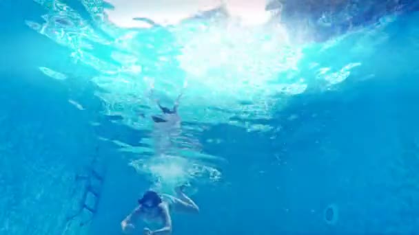 Mädchen taucht im Pool — Stockvideo