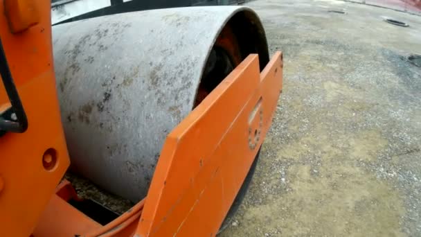 Yol inşaat sahasında silindir Kompaktör — Stok video