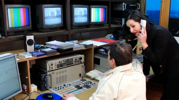 Dirigida por estudio de televisión — Vídeos de Stock