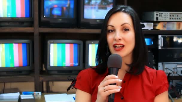 Reporter telewizyjny przed kamerą studio — Wideo stockowe