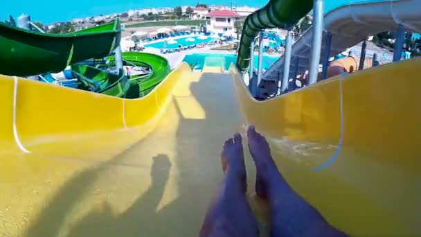 Går ner vattenrutschbana i aqua park — Stockvideo