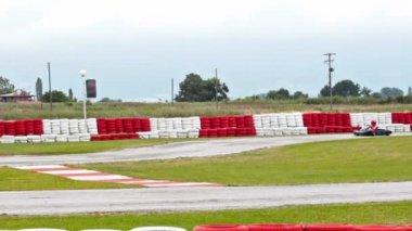 Go karts yarış pistinde yarış