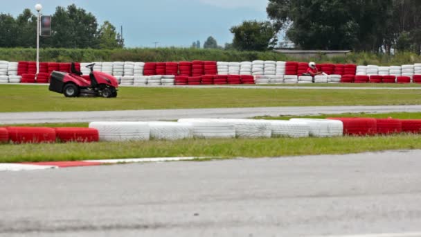 Deportes que conducen la pista de karts — Vídeo de stock