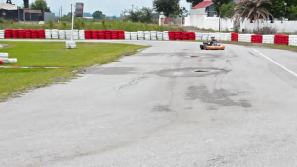 Carreras de pista karts y pilotos — Vídeo de stock