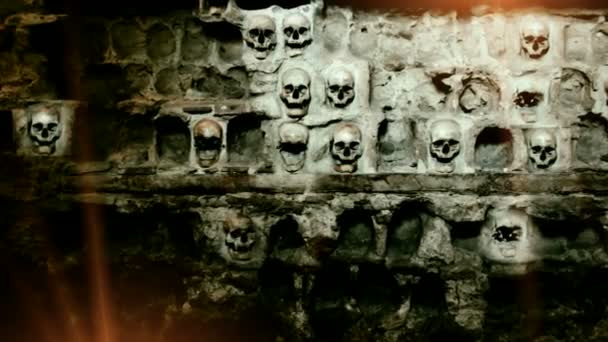 Calaveras humanas amuralladas con muro de piedra — Vídeos de Stock