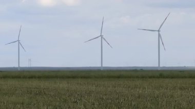 Alternatif Rüzgar Enerjisi; Rüzgâr türbini rüzgarda dönüyor, temiz yenilenebilir enerji üretiyor