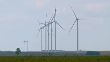 Yenilenebilir Enerji Kaynakları; Rüzgâr türbini rüzgarda dönüyor, temiz yenilenebilir enerji üretiyor