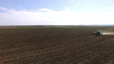Güz Buğday Tohumu; Tarlaya buğday eken traktör, hava görüntüleri