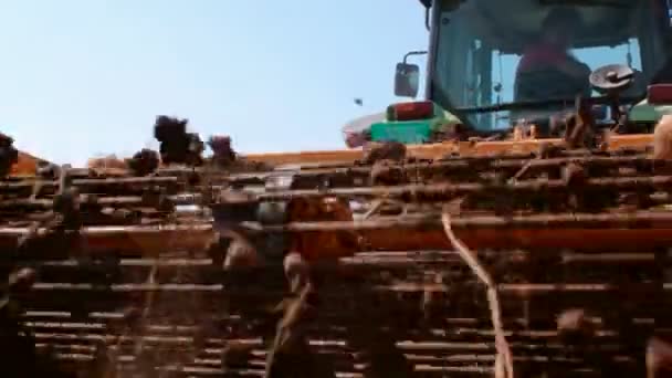 拖拉机和马铃薯挖掘机 — 图库视频影像