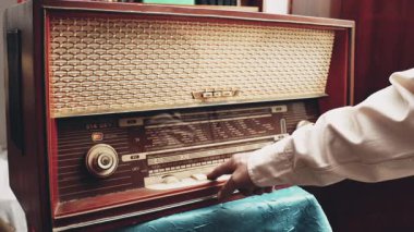Eski radyoyu dinliyoruz: eski bir radyodan bir radyo istasyonunu arıyoruz.