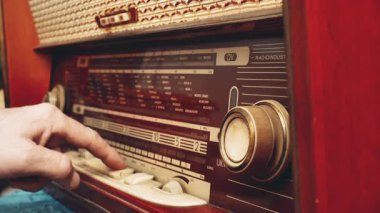 Klasik Radyo Retro Ses Teknolojisi; eski bir radyodaki radyo istasyonunu açmak ve aramak