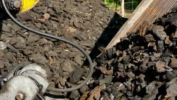 Carga de carbón un camión utilizando una excavadora hidráulica con pinza — Vídeo de stock