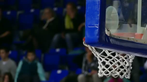 Basketbal hoepel tijdens de wedstrijd — Stockvideo