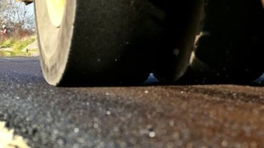 Yol silindiri ile yol çalışmaları