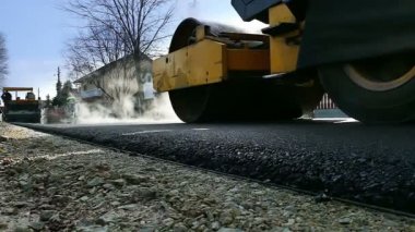 Sıcak asfalt üzerinde yol silindiri